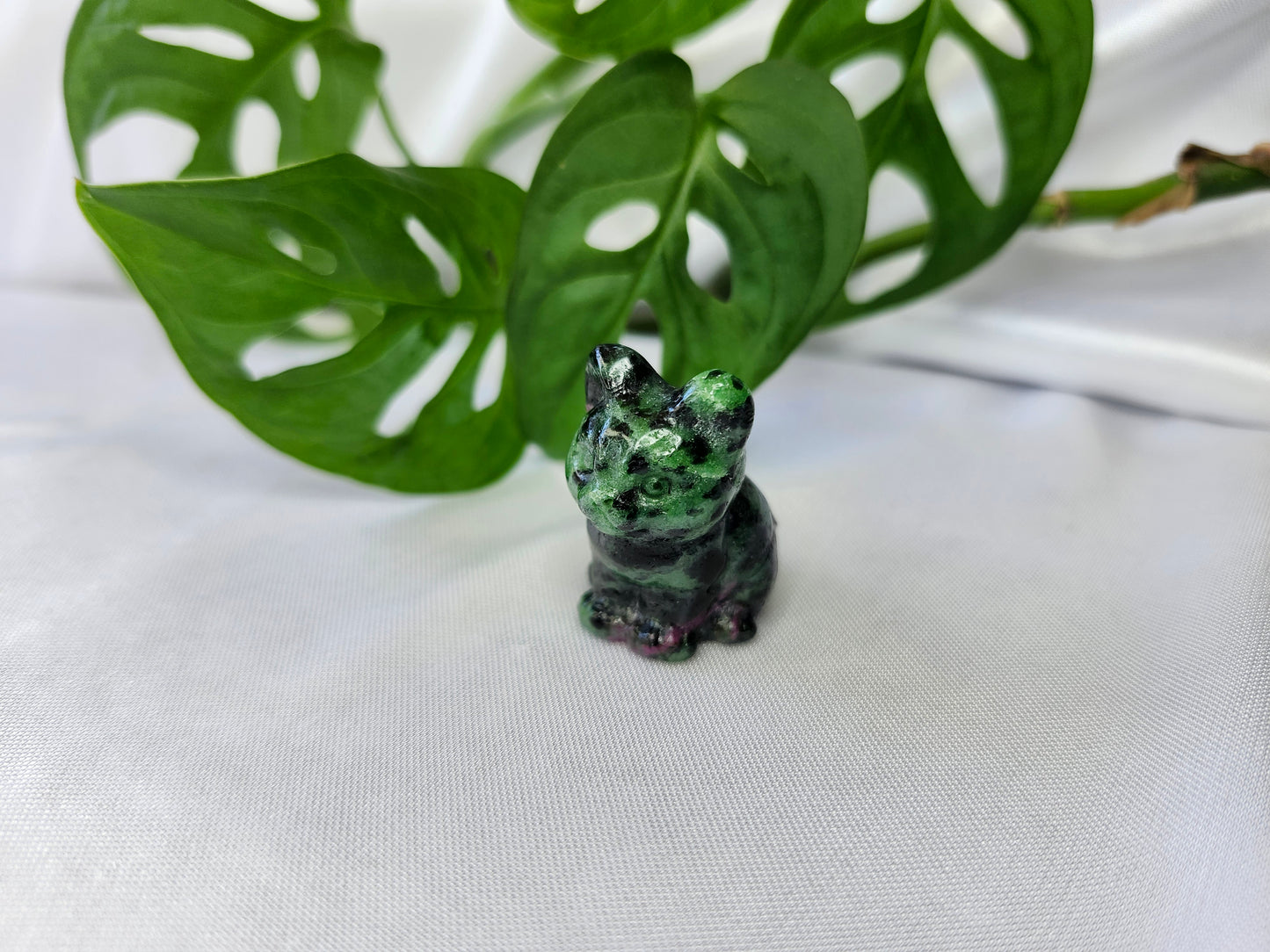 RUBY ZOISITE SM SITTING CAT