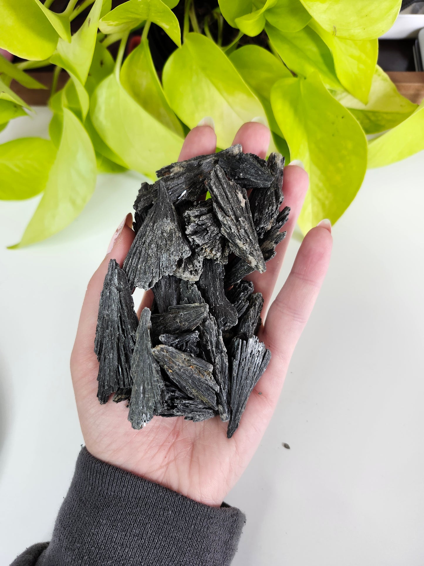 BLACK KYANITE ROUGH STONE