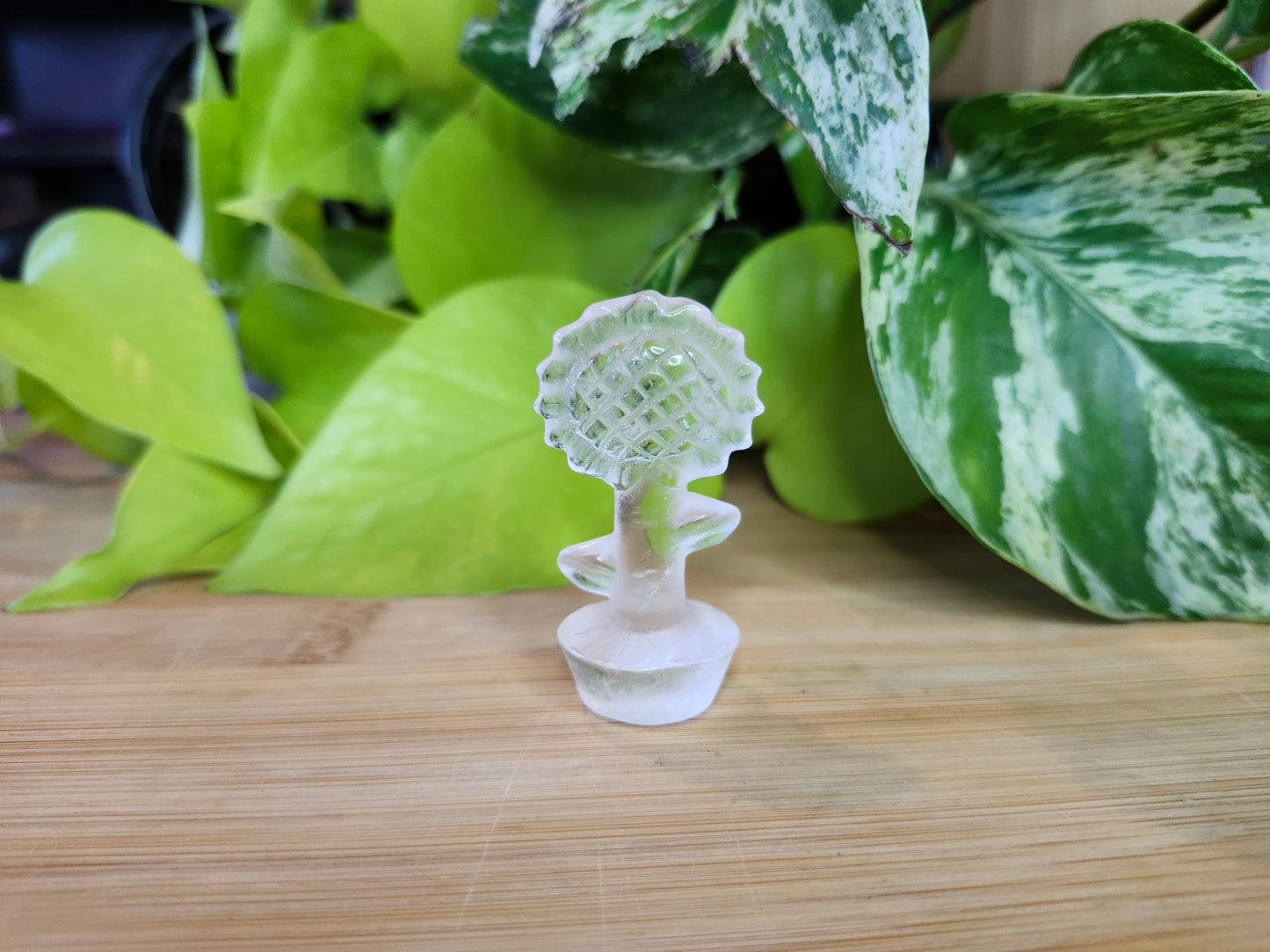 CLEAR QUARTZ FLOWER  (CARVING)