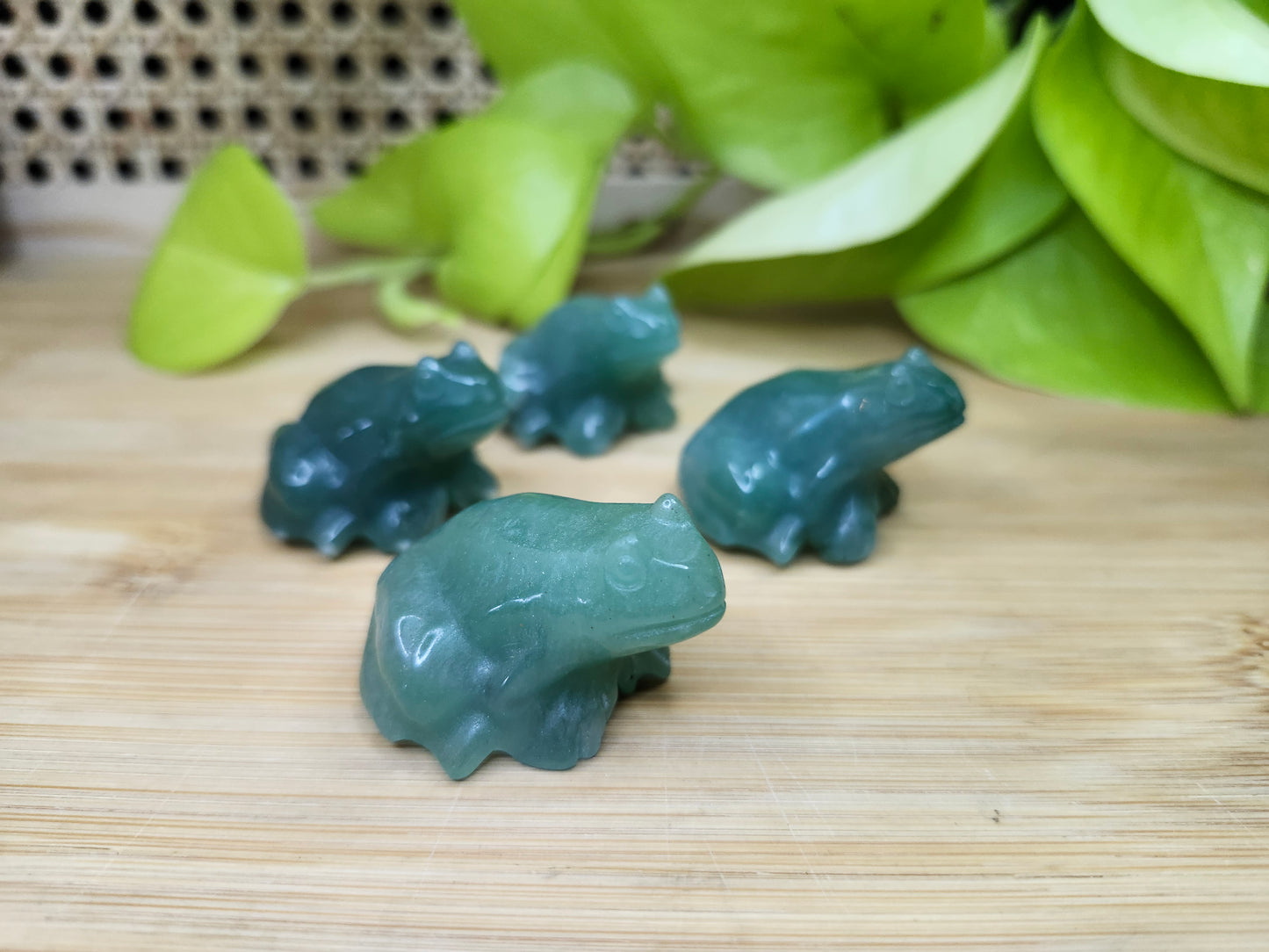 GREEN ADVENTURINE FROG  (CARVING)