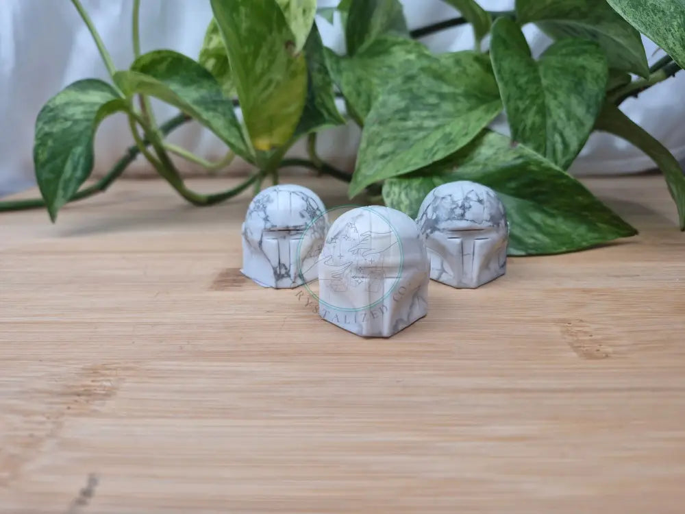 HOWLITE MANDO HELMET