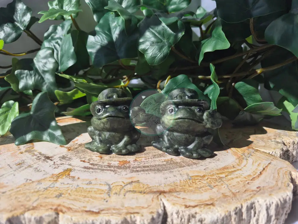 JADE SITTING FROG