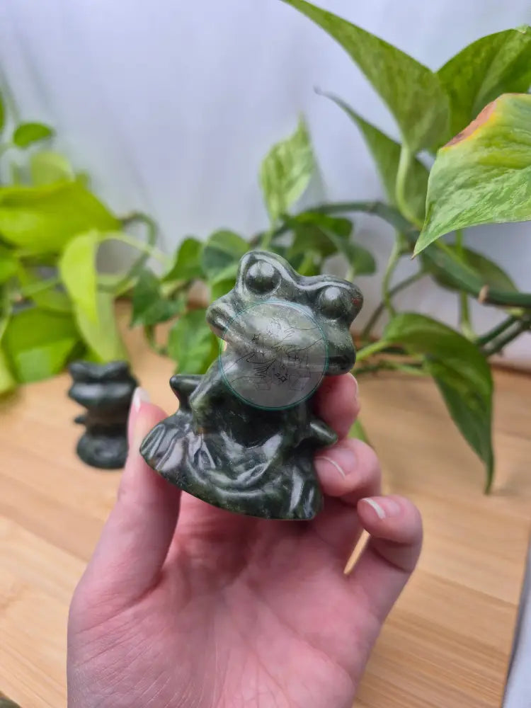 JADE SITTING FROG