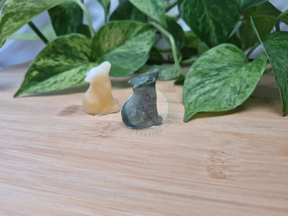 MIXED CRYSTAL SITTING WOLF