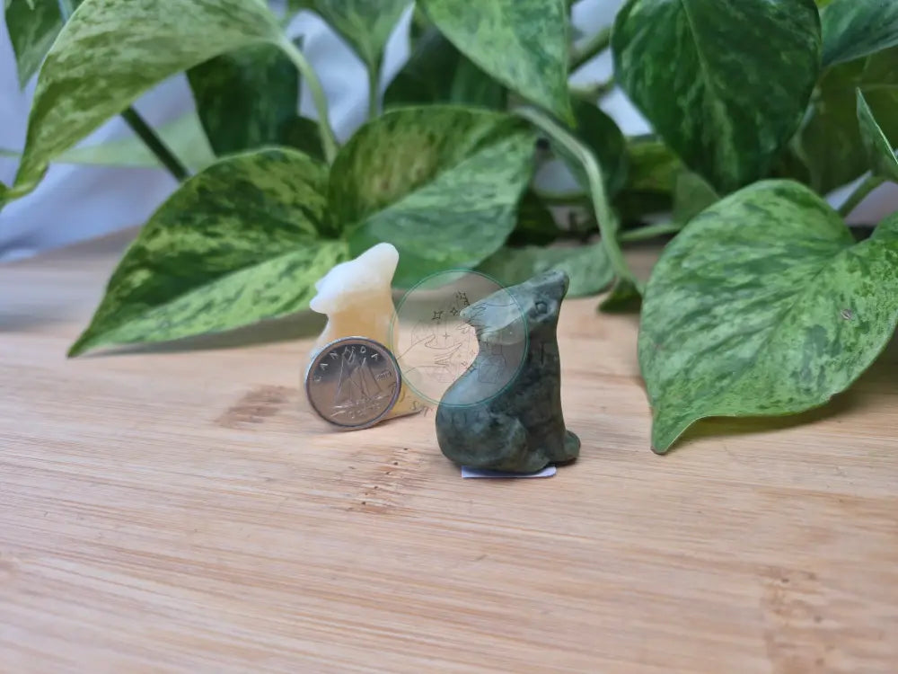 MIXED CRYSTAL SITTING WOLF