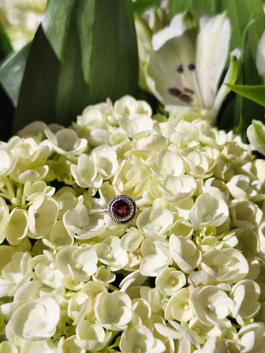 S7.5 GARNET RING .925 STERLING SILVER