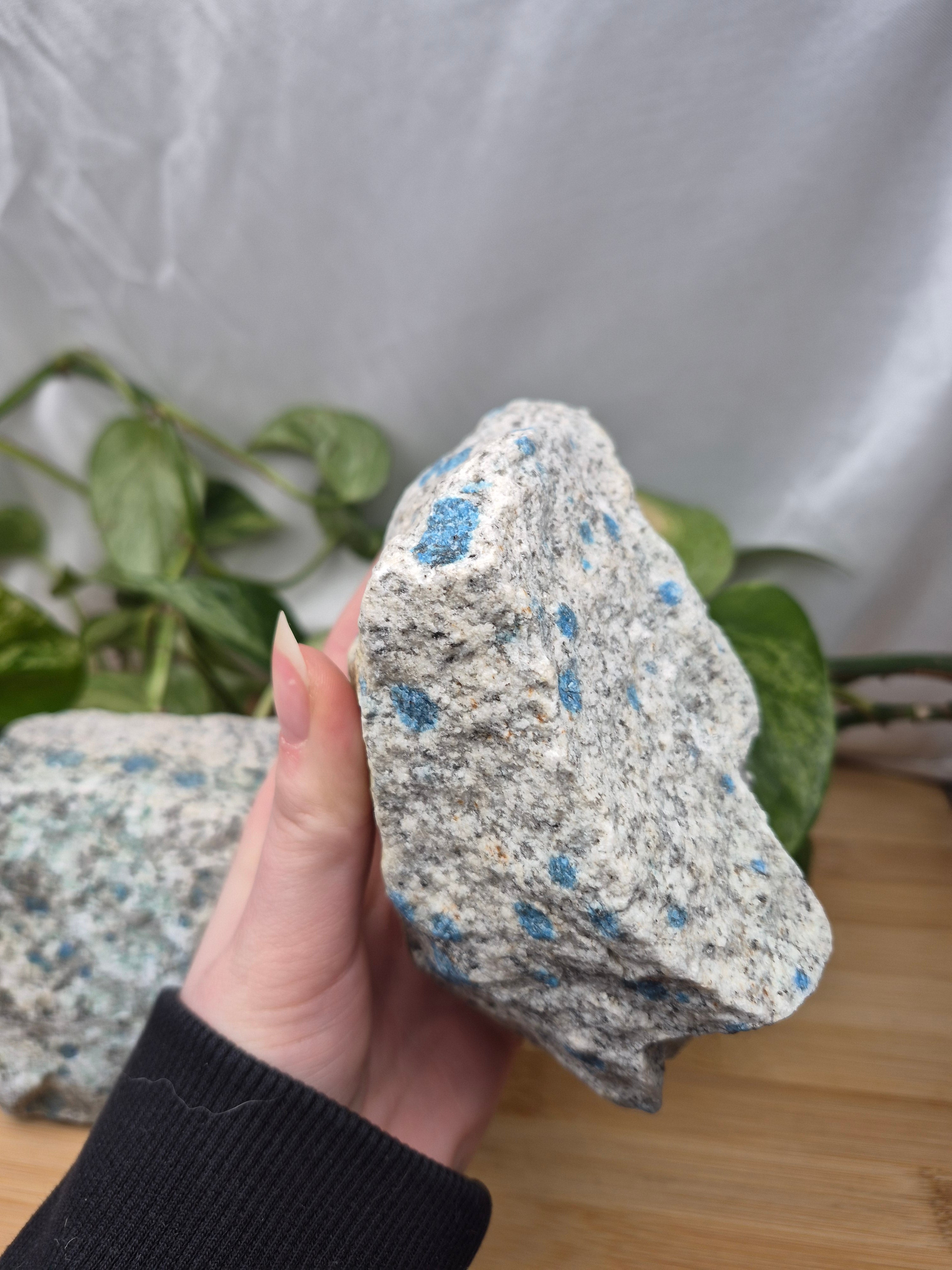 K2 GRANITE ROUGH CHUNK 700g - 1000g