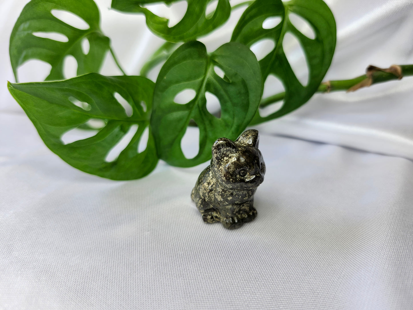 PYRITE SM SITTING CAT