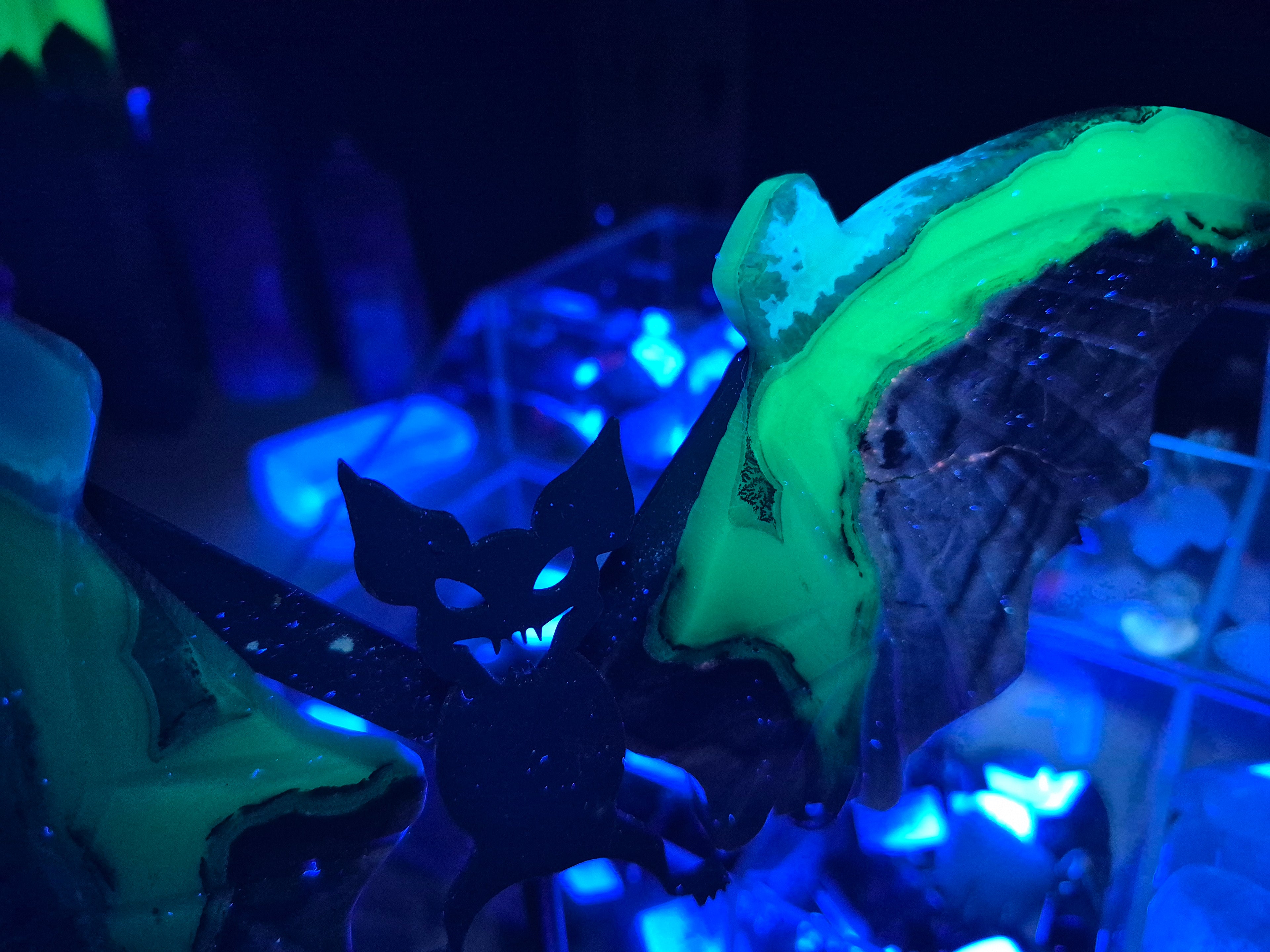 VOLCANO AGATE BAT WINGS LG