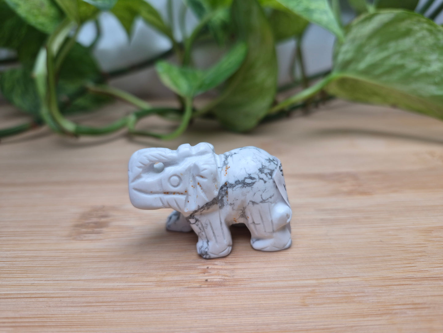 HOWLITE ELEPHANT