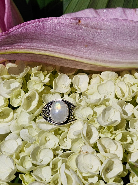 S7.75 MOONSTONE .925 STERLING SILVER