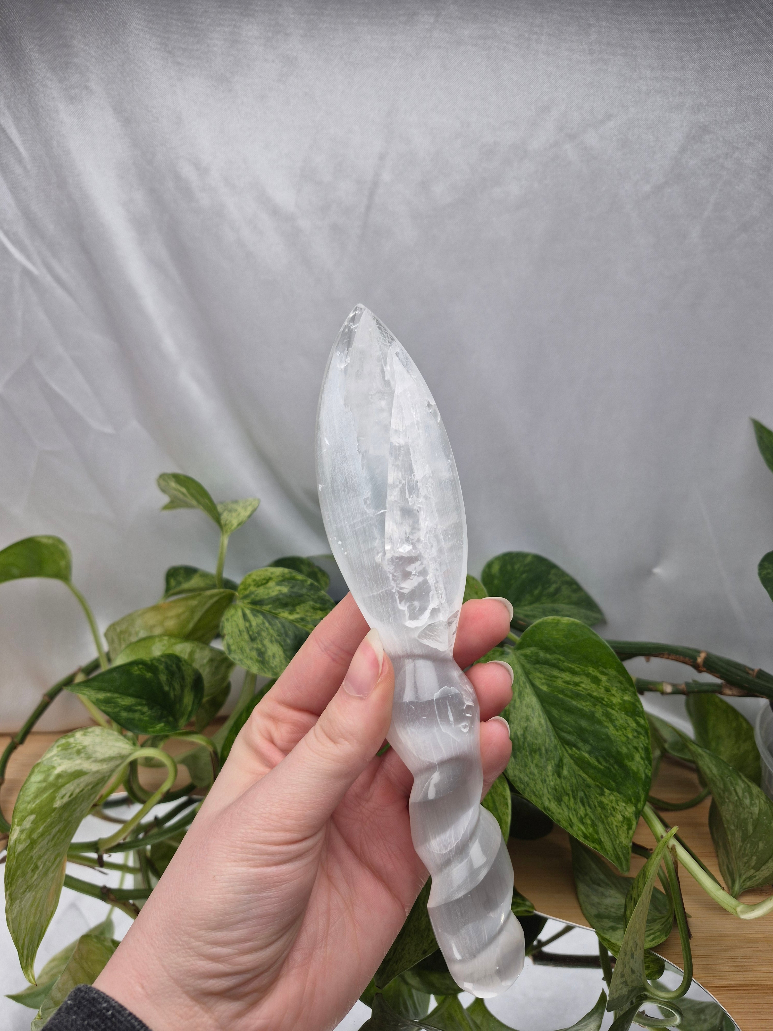 SELENITE DAGGER MED