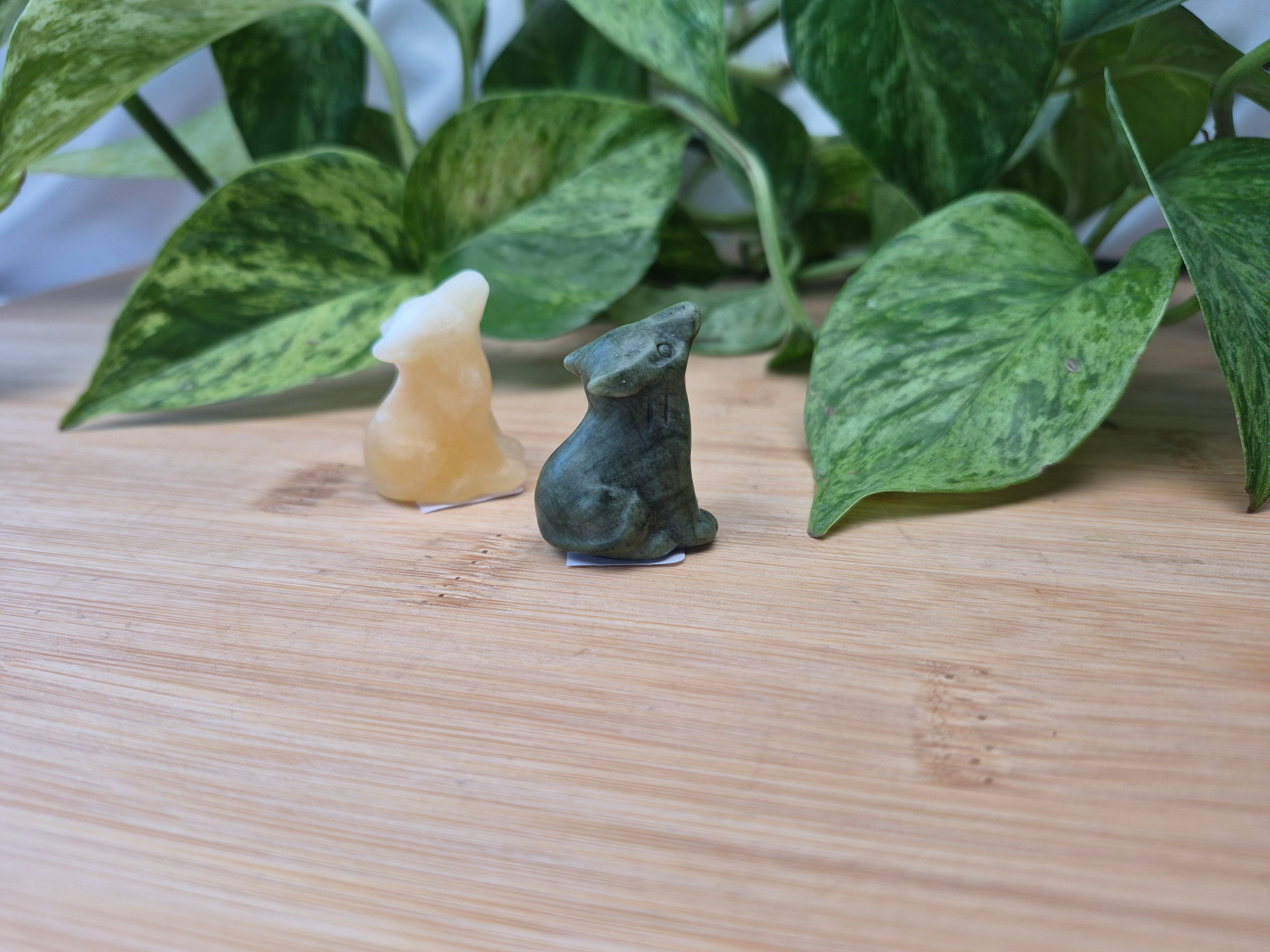 MIXED CRYSTAL SITTING WOLF