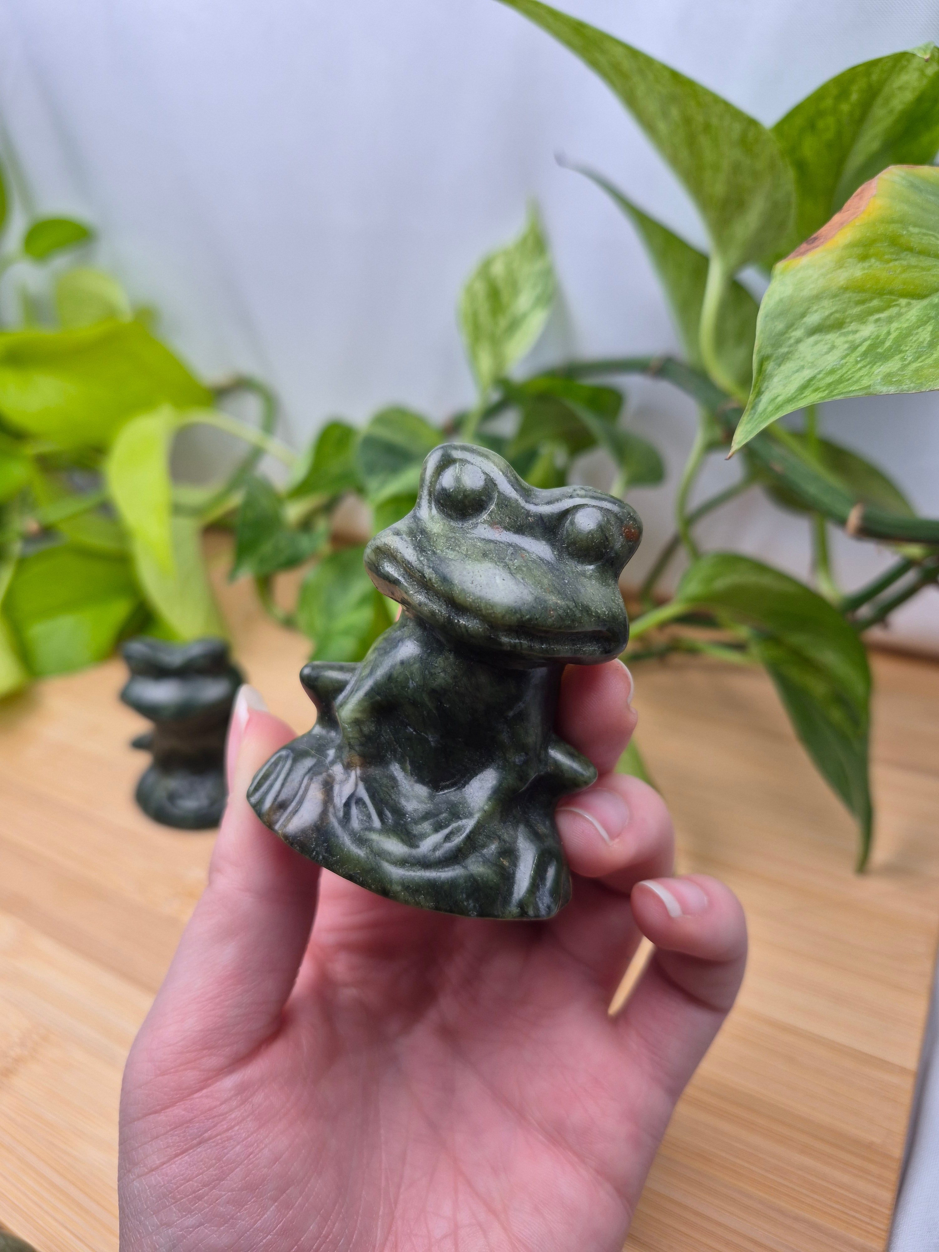 JADE SITTING FROG