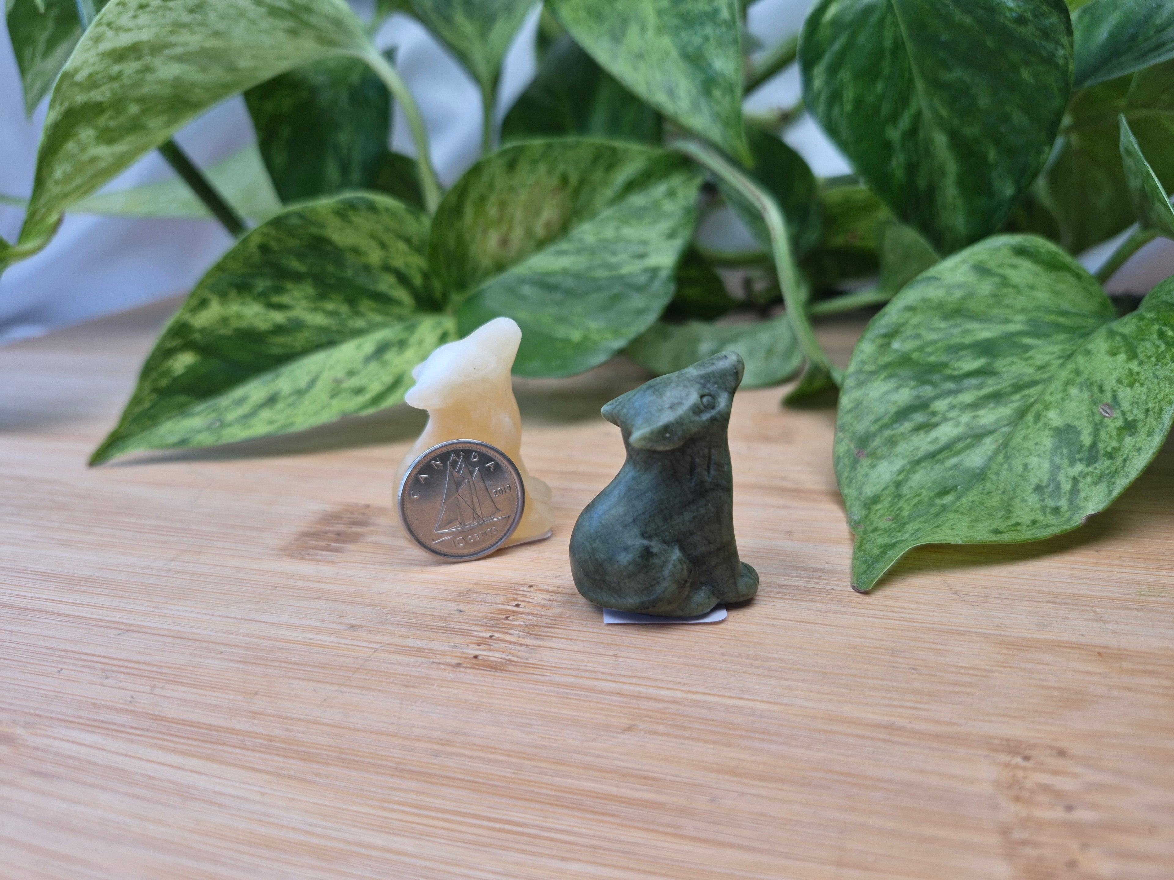 MIXED CRYSTAL SITTING WOLF