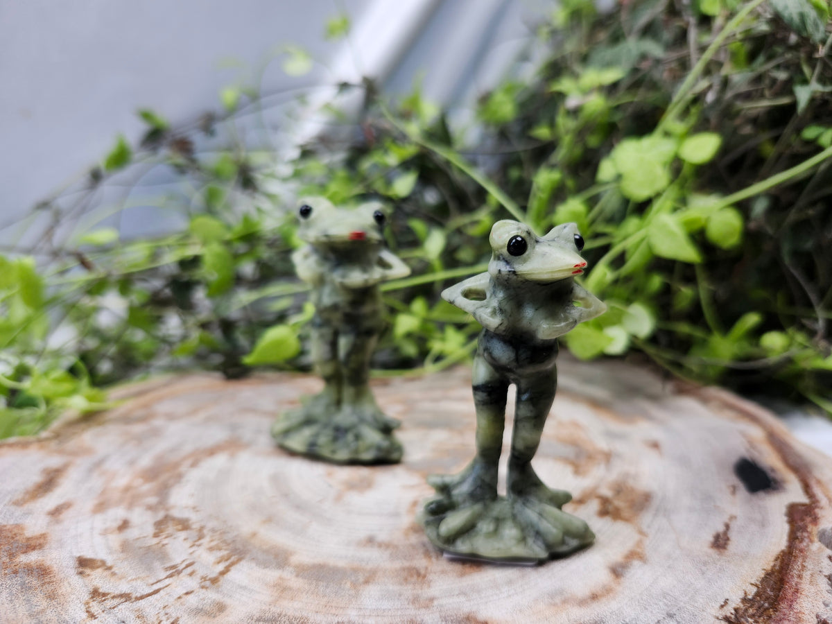 JADE STANDING LADY FROG