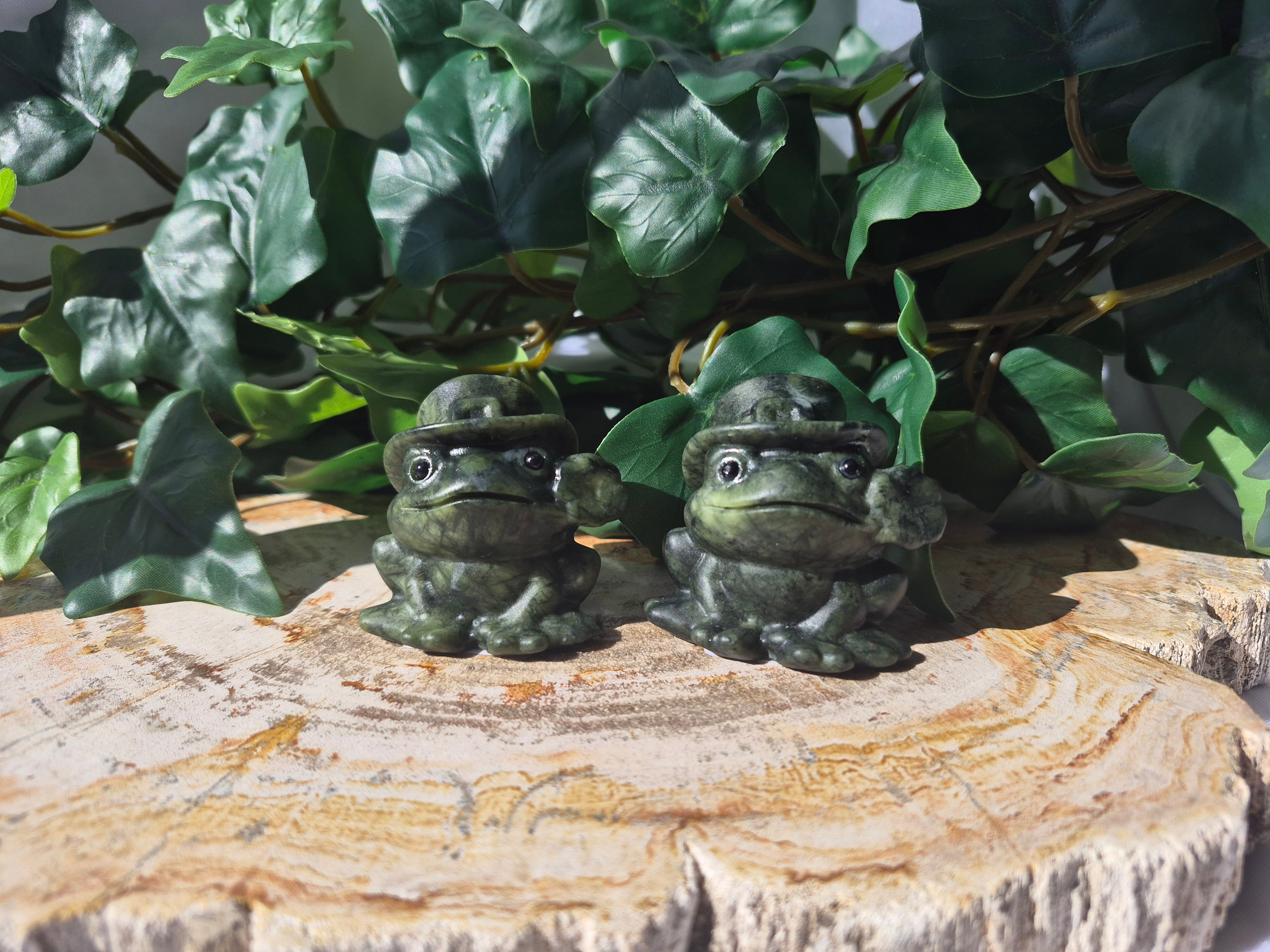 JADE SITTING FROG