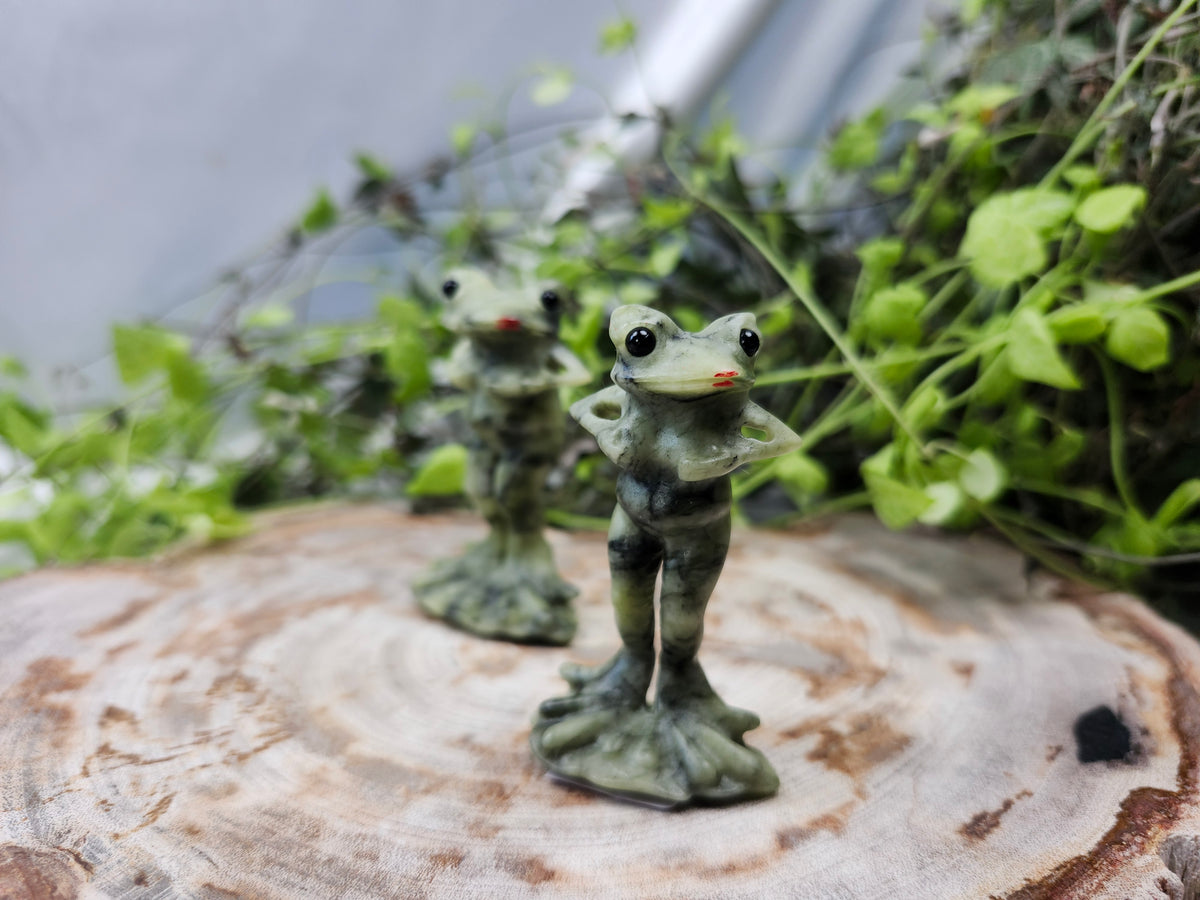 JADE STANDING LADY FROG