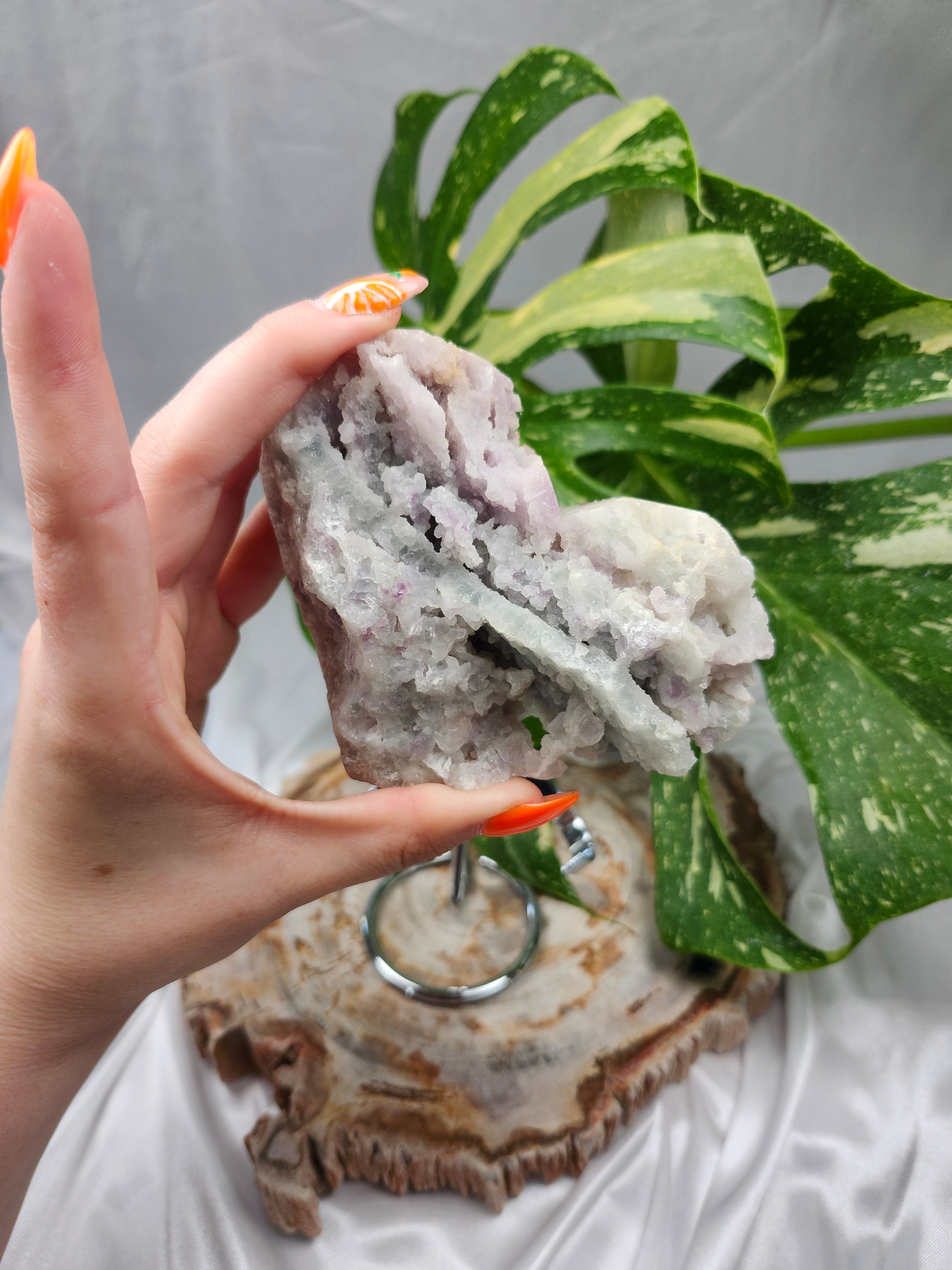 FEATHER FLUORITE HEART W/STAND